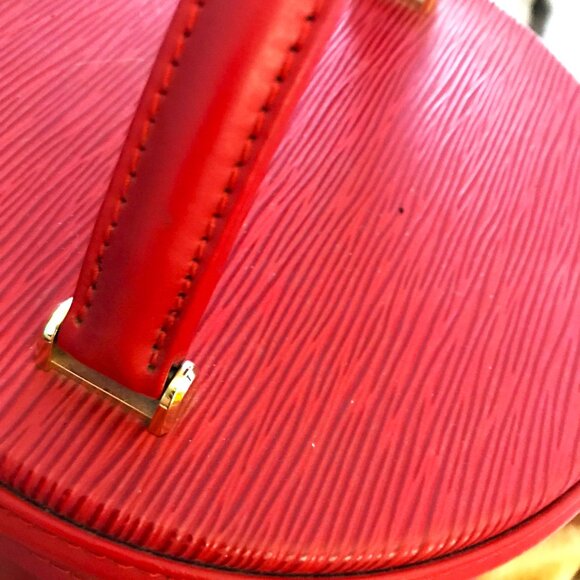 Louis Vuitton Red Cannes Vanity Case with exterior is classic LV EPI Leather - Picture 12 of 12